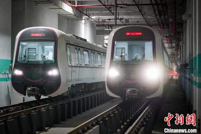 图为福州地铁5号线列车。　陈鹤 摄