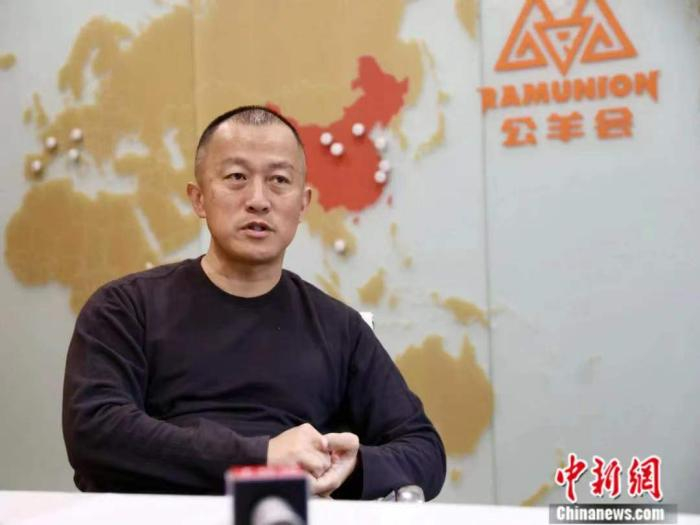 何军接受中新社专访。中新社发 干儒森 摄