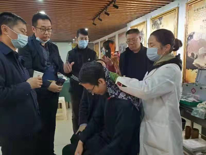 ▲交流团成员现场体验火熨