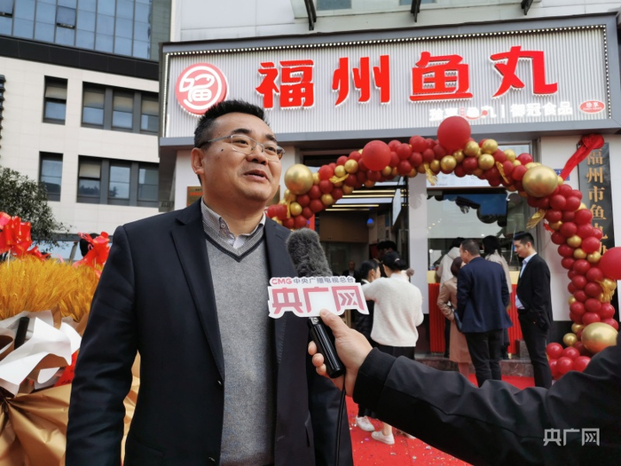 福建御冠食品总经理崔仁杰介绍旗下鱼丸店今后发展情况（央广网发 叶兴铸摄）