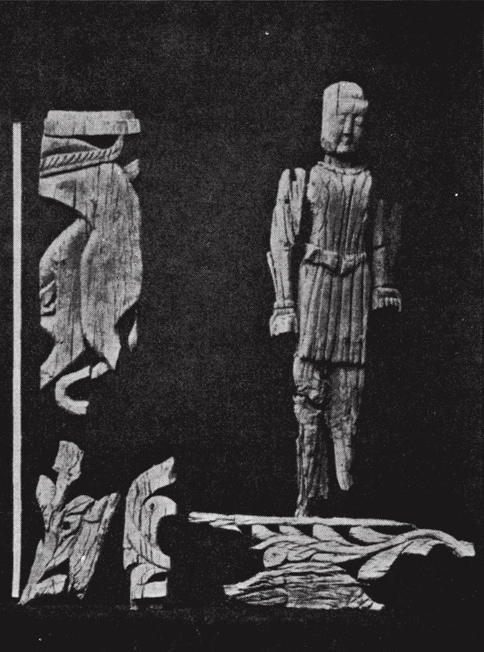 胡杨木雕。右侧是佛像，下边是鱼。左侧的标尺长1米