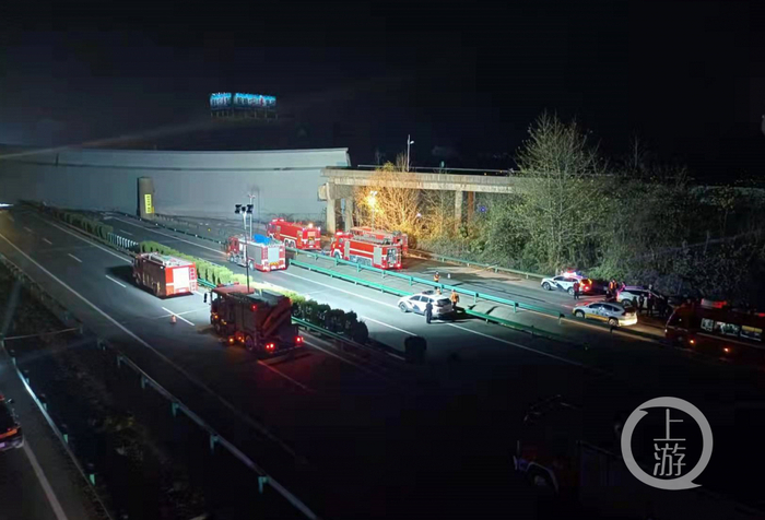 ▲12月18日晚的湖北省鄂州大广高速花湖互通D匝道（跨空匝道桥梁）侧翻事故救援现场。摄影/上游新闻记者 沈度