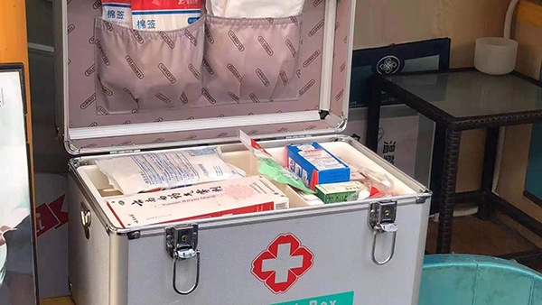 酒店的急抢箱，被指急救设备不齐全。
