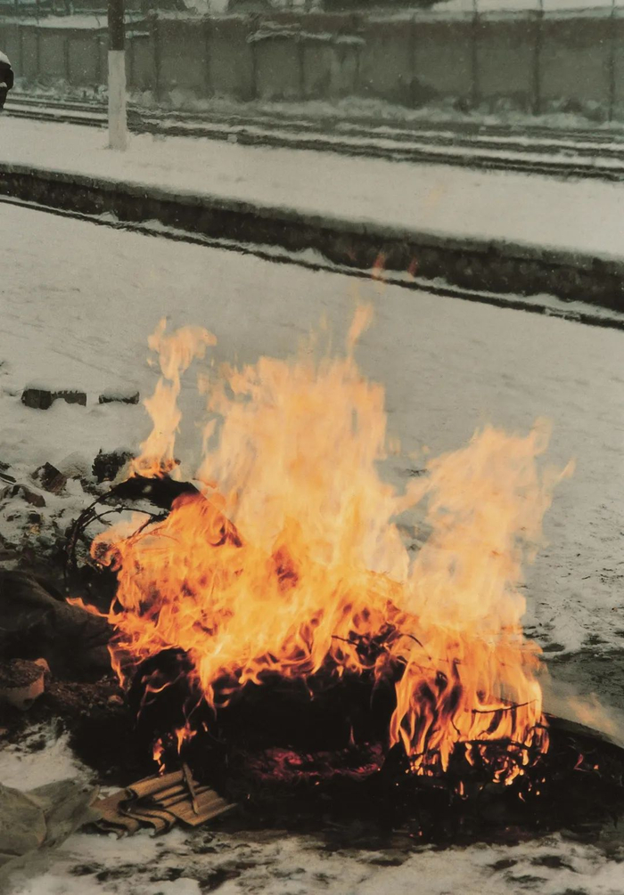 在老清华火车站边，1994 。