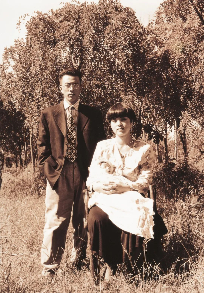 刘小东、喻红和刘娃满月，1994。