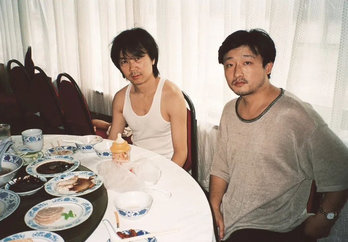 崔健与王小帅，北京，1995。