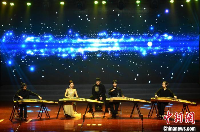 福建艺术职业学院筝乐团演出曲目《蓝》剧照。　吕明 摄