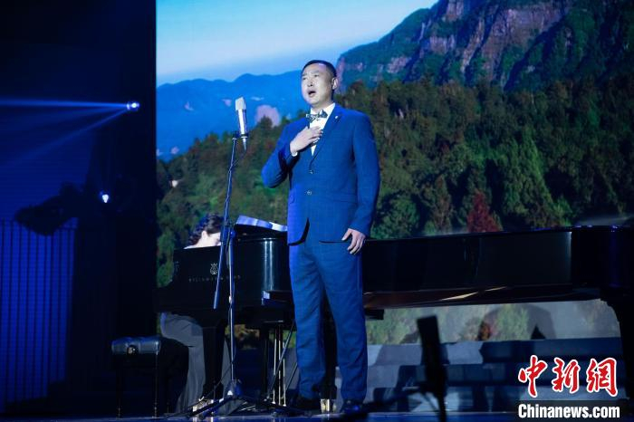 男中音歌唱家孙雷演出剧照。　吕明 摄