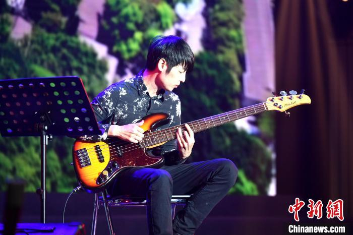 台湾青年音乐人张家豪演奏独创电贝司演奏曲《住·福》第一乐章《寻》。　吕明 摄
