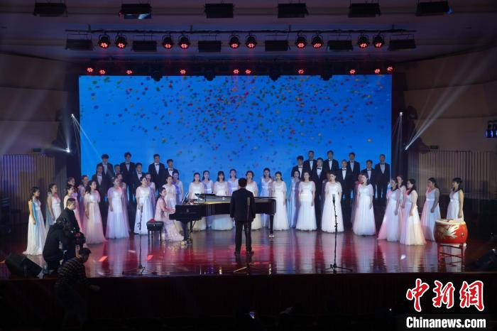 福建闽侯青橄榄合唱团演出剧照。　吕明 摄