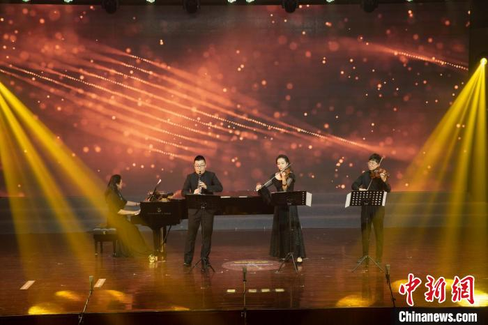 台湾优桥两岸室内乐团演出剧照。　吕明 摄