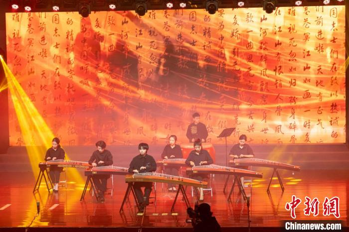 福建艺术职业学院筝乐团演出《将军令》。　吕明 摄