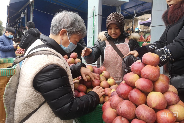 市民在临时疏导点购买苹果（央广网发 任振国 摄）