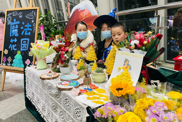 魔法花园·文创产品摊铺（央广网发 白刁尹摄）