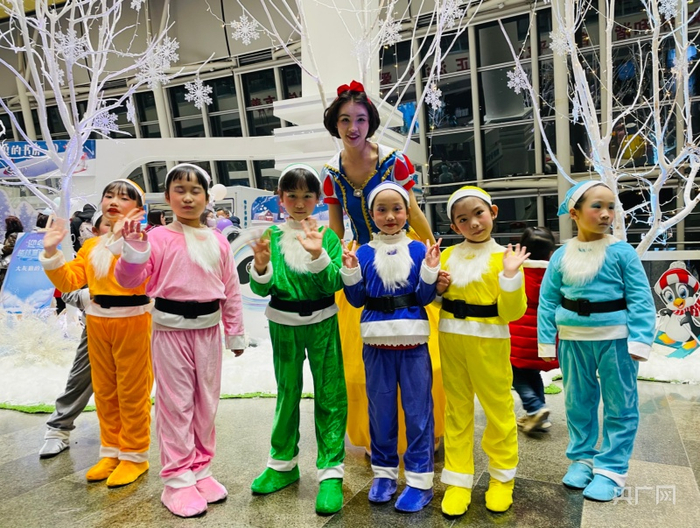 第五季“格林童话之夜”在重庆图书馆举行（央广网发 白刁尹摄）