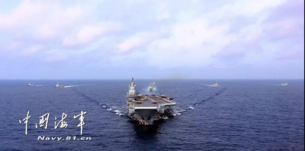 &nbsp;航母辽宁舰航行在太平洋上 本文图均为 中国海军 图