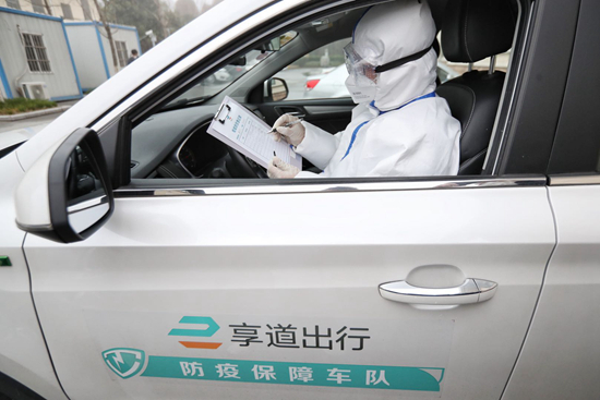     左图：自新冠肺炎疫情暴发后，无论是乘公共交通出行，还是四轮出行，都对个人健康状况提出了更高要求。图为享道出行的一位网约车司机在确认出车前的各项准备工作。