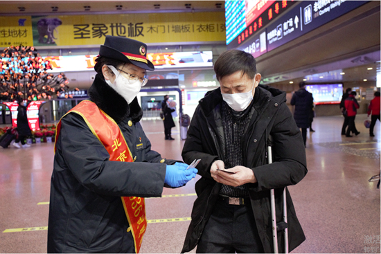     今年春运，中国铁路肩负了比以往更加复杂的任务。25岁的北京西站036客运员宋文慧正在帮扶重点旅客。马老池/摄