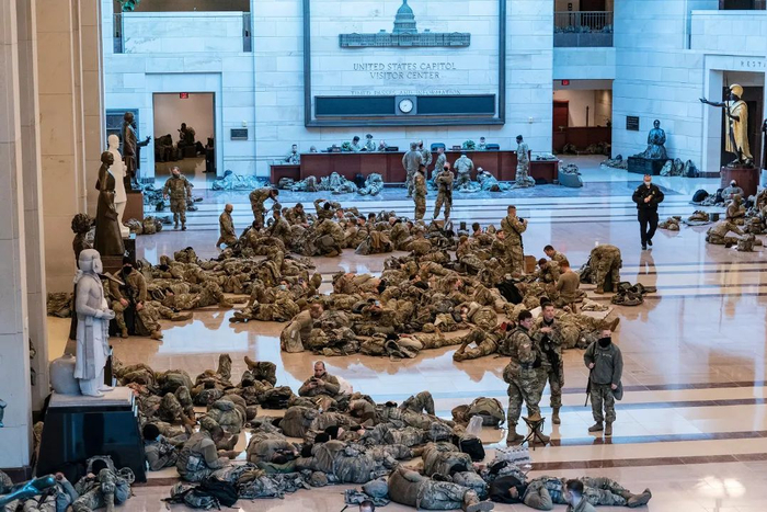▲ “攻占国会山”事件后，数千美国国民警卫队士兵聚集在国会大厦内部横七竖八席地而卧，彻夜警戒。