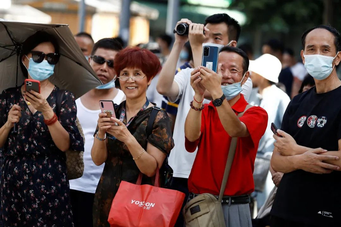 ▲ 成都群众在美国驻成都总领馆关闭前围观
