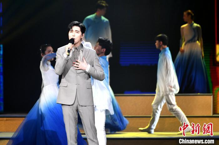 图为阿云嘎演唱歌曲《这样的你》。　吕明 摄