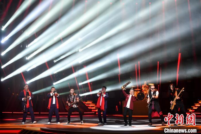 图为吴彤乐队奏唱《爱拼一起来》。　吕明 摄
