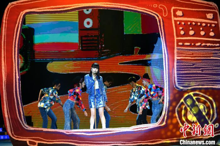 图为黄龄演唱歌曲串烧《潮er》。　吕明 摄
