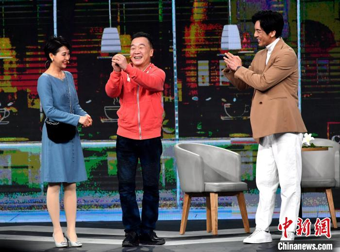 图为小品 《带着老公去相亲》。　吕明 摄