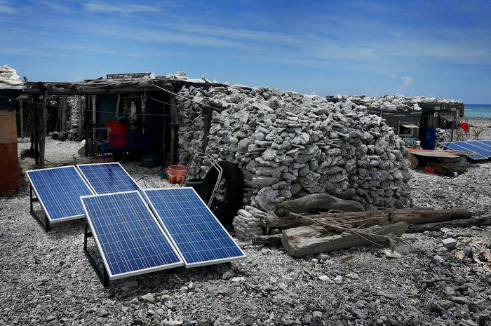 为了防风，屋顶都会用巨大的珊瑚石压着  视觉中国