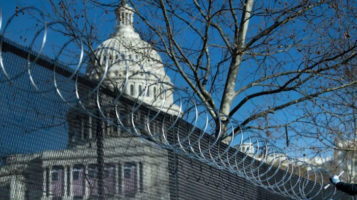 ▲ 美国总统就职典礼前，国会大厦被铁丝网层层包围