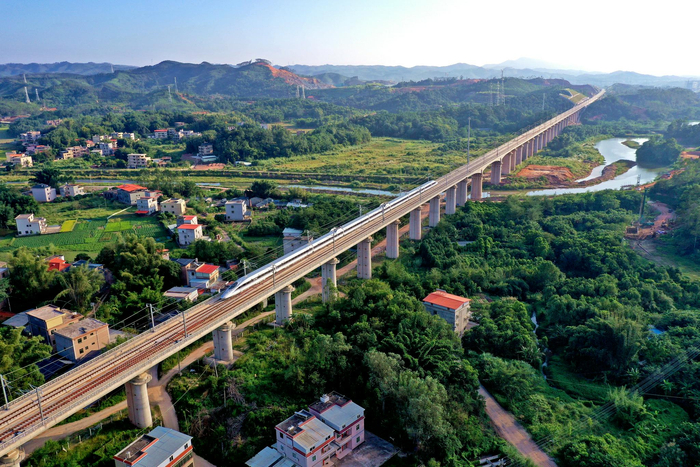 ▲列车在赣深高铁柏埔河特大桥上驶过。图/新华社   