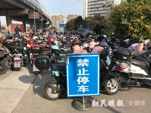 图说：非机动车“淹没”人行道，“禁止停车”指示牌成摆设 徐驰 摄