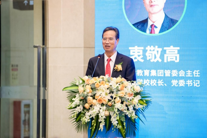 （深圳实验教育集团管委会主任，深圳实验学校校长、党委书记衷敬高做主题演讲现场图，企业提供，央广网发）