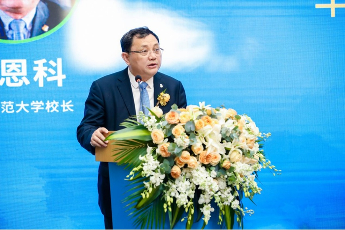 （华南师范大学校长王恩科致辞现场图，企业提供，央广网发）