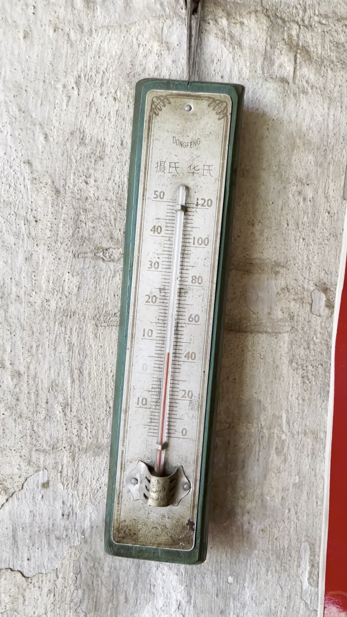 △12月17日，西五条胡同牛大爷（化名）家的室内温度（总台央广记者 管昕 摄）