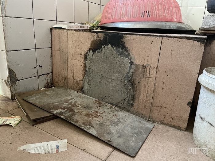 △山海关古城西安家胡同一户居民家中炉灶被封堵（总台央广记者 管昕 摄）