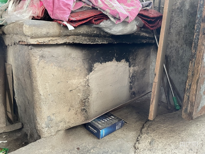 △山海关古城东安家胡同一户居民家中炉灶被封堵（总台央广记者 管昕 摄）