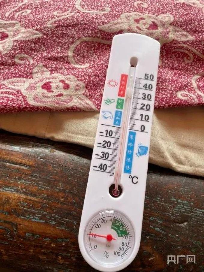 12月17日中午12点，古城内一户人家的室内温度不到7度来源：央广网