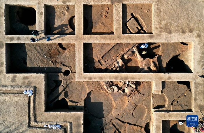 这是12月15日拍摄的苏羊遗址苏羊片区的核心生活区考古发掘现场局部（无人机照片）。新华社记者 李安 摄