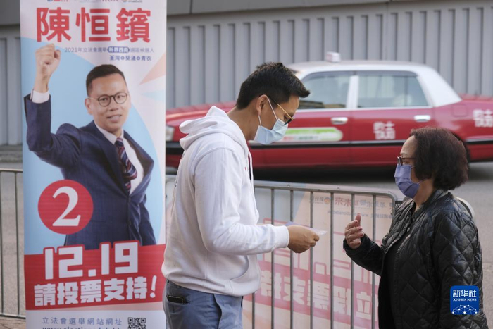 陈恒镔（左）在社区街头倾听市民声音（12月8日摄）。新华社记者 王申 摄