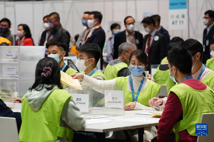 工作人员开始点票（12月19日摄）。香港特别行政区第七届立法会选举投票于19日约23时顺利结束。新华社记者 吕小炜 摄