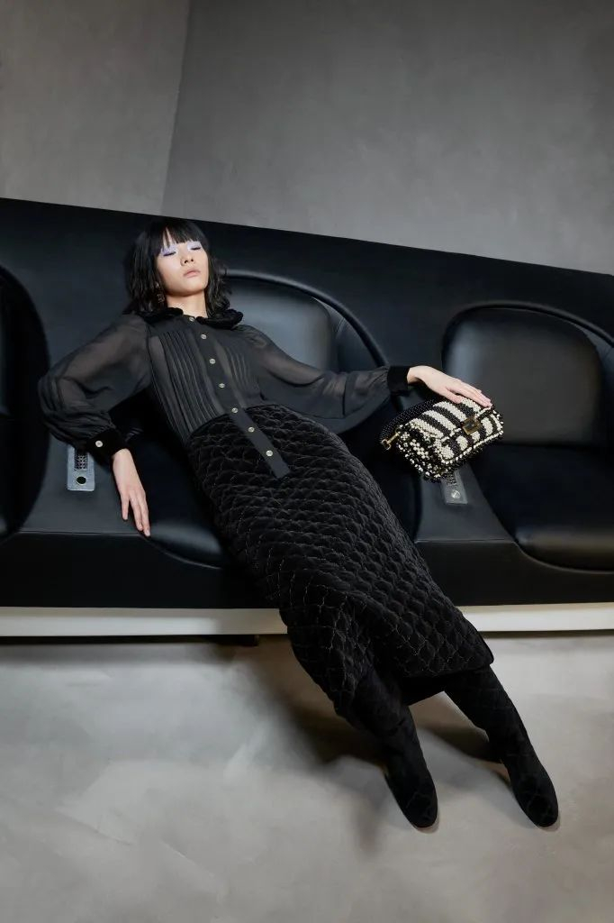 或者索性把绗缝作为画笔,勾勒出心中的图腾,艺术氛围拉满~怎么样?