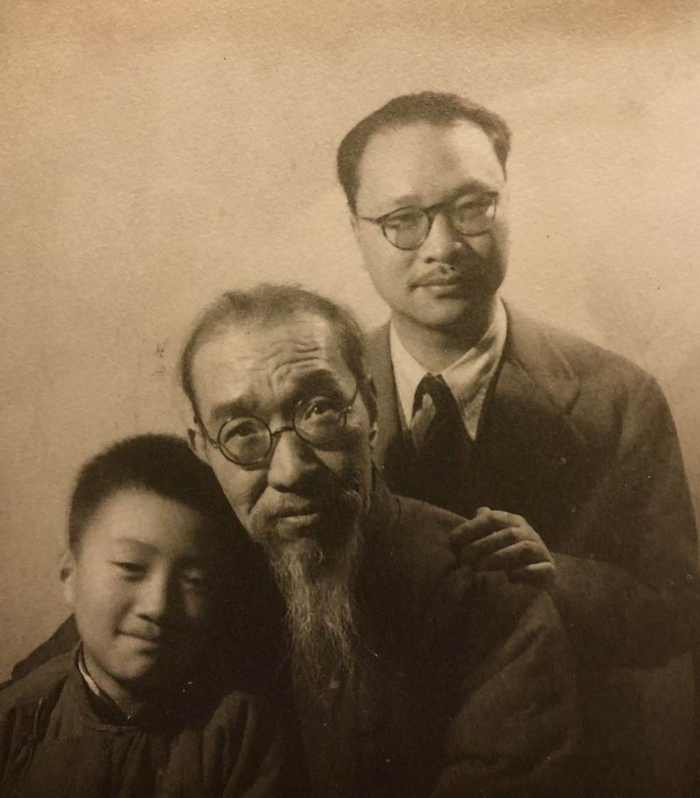 祖孙三代图，自上至下分别为：陈定山、陈蝶仙与陈克言