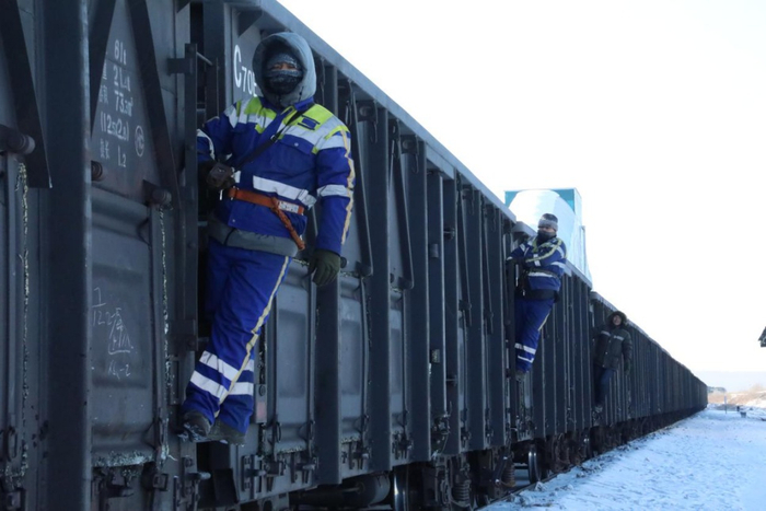 连结员站在车梯上仔细确认进路。大兴安岭北部漠河火车站 供图
