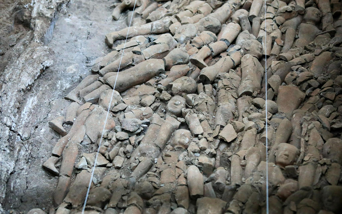  日前，陕西西安江村大墓被正式确认为汉文帝刘恒的霸陵。江村大墓外藏坑内有大量陶俑，据考古人员统计达到了上千件。图/IC&nbsp;photo