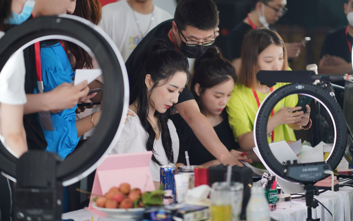 薇娅直播带货。