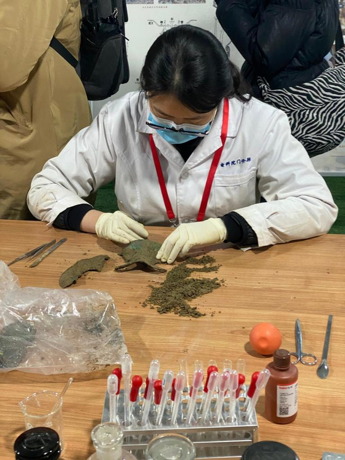 考古工作人员对出土文物进行现场清理。新华社记者 罗鑫 摄