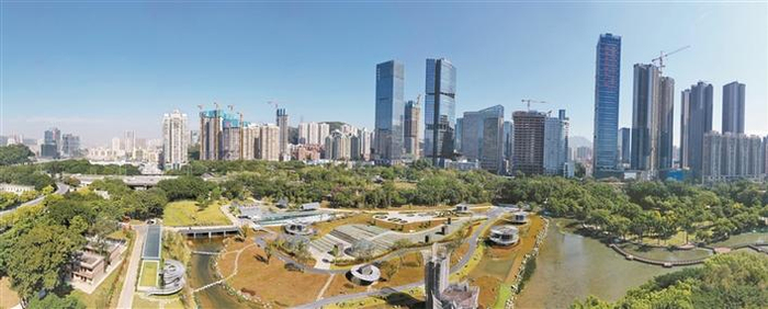 自建市以来，深圳在城市供水、供电等市政公用事业领域都获得了前所未有的发展成就。图为深圳水务集团打造的国内首个下沉式5G智慧水质净化厂。 