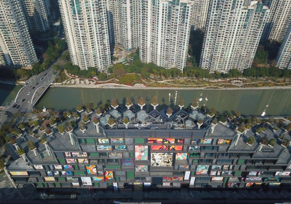 图说：天安千树涂鸦墙。（下同）