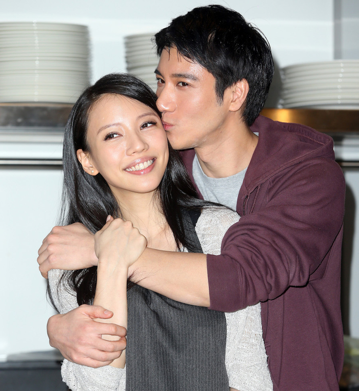 2014年1月26日，台北，王力宏和李靓蕾甜蜜亮相。
